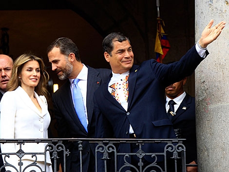 Los Príncipes de Asturias y el presidente de Ecuador, en el balcón. | José Jácome / Efe Los Príncipes de Asturias y el presidente de Ecuador, en el balcón. | José Jácome / Efe