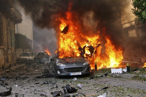 Un coche arde en el lugar del atentado, en el centro de Beirut. | Reuters Un coche arde en el lugar del atentado, en el centro de Beirut. | Reuters