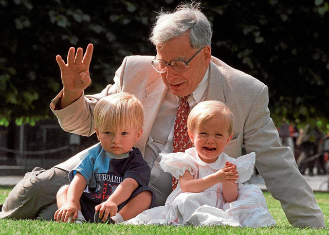 Robert Edwards con dos niños nacidos de la fecundación in vitro. | Alastair Grant