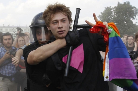 Un activista gay, detenido por la policía en San Petersburgo. | Reuters Un activista gay, detenido por la policía en San Petersburgo. | Reuters