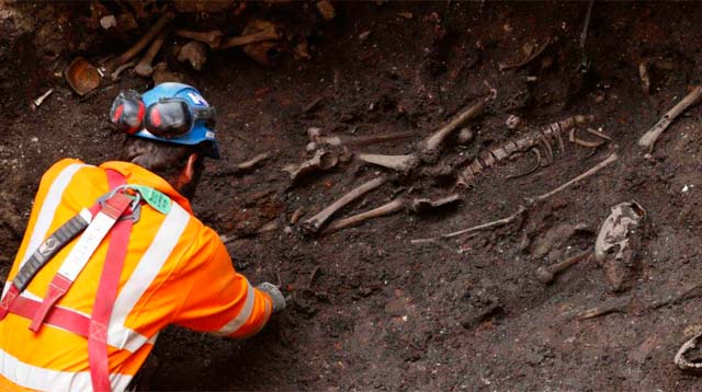 Algunos de los esqueletos desenterrados. | Reuters