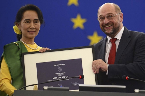 Aung San Suu Kyi recibe el Premio Sajarov de manos de Martin Schulz. | Efe