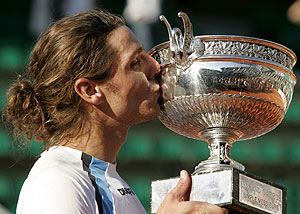 Gastón Gaudio besa el trofeo de campeón en 2004. (Foto: REUTERS)