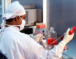 Un investigador trabaja con células embrionarias en un laboratorio indio (Foto: El Mundo)