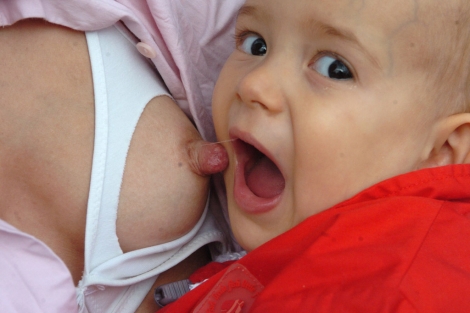 La lactancia materna es muy beneficiosa para la salud del niño. | Cati Cladera
