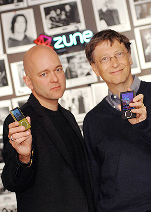 J. Alland y Bill Gates Presentación del Zune.